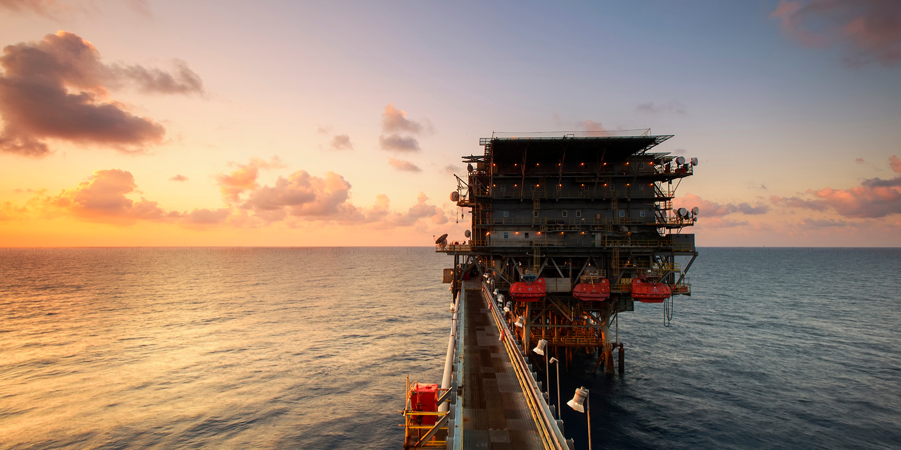 how to become an offshore medic